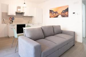 uma sala de estar com um sofá e uma cozinha em [Da Filippo] - between station and centre em Monza