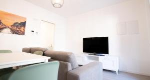 uma sala de estar com um sofá e uma televisão em [Da Filippo] - between station and centre em Monza