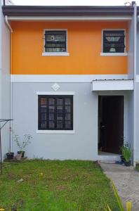 uma casa laranja e branca com uma porta em IRIGA CITY TRANSIENT HOUSE em Iriga City