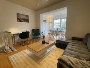 a living room with a couch and a table at schön wohnen ! Netflix Nespresso Küche Parkplatz Garten in Duisburg