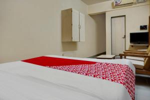 Cama o camas de una habitación en OYO Sharanbasweshwar Executive Lodge