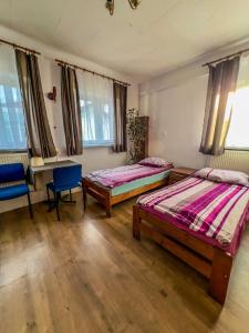 Apartments by Dworek Wrocław tesisinde bir odada yatak veya yataklar