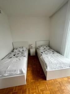 Camera con 2 letti singoli e pavimenti in legno. di Ruheoase in Wien a Vienna