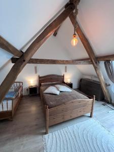 um quarto com 2 camas num sótão em Gîte Rubis 6 personnes proche Pairi Daiza em Brugelette