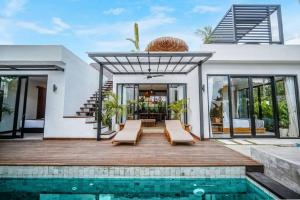 eine Villa mit einem Pool und einem Haus in der Unterkunft 4BR Luxury Tropical Jungle Villa 4 Mins to Beach in Tanah Lot