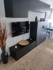 a kitchen with a counter with a microwave and a table at Alojamiento El palmeral in Santa Pola