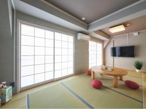 おやど紀伊国屋銀屋町弐館的电视和/或娱乐中心