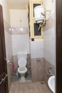 ein kleines Bad mit WC und Waschbecken in der Unterkunft Burhani Manzil in Udaipur