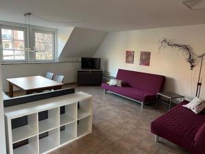 a living room with a couch and a table at Ferienwohnung Kirchhellen "Lepper Eck" in Bottrop-Kirchhellen