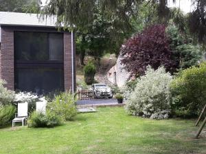 uma casa com um carro estacionado no quintal em L'Etable de Joseph- calme et rivière em Honnay