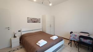 1 dormitorio con 1 cama con 2 toallas en Pitagora, en Pavia