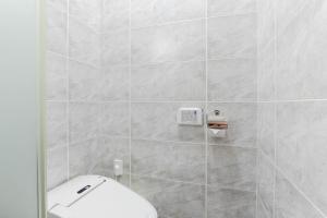 uma casa de banho com um WC branco num chuveiro em Incheon Aiport Airrelax hotel em Incheon