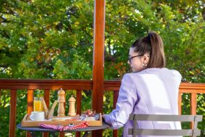 Rõdu või terrass majutusasutuses Hotel Adonis