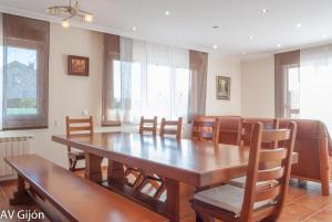 a dining room with a wooden table and chairs at AV Casa Aurora - Quintes in Villaviciosa