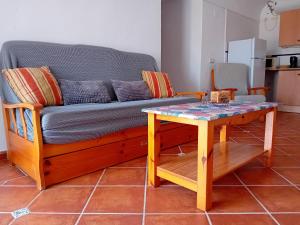 ein Sofa mit einem Tisch im Wohnzimmer in der Unterkunft Cuevas El Lago de Castilléjar in Castilléjar