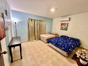 um quarto com 2 camas e uma secretária. em A Famosa resort villa 877 snooker karaoke BBQ 5BR em Kampong Alor Gajah