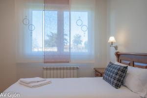 a bedroom with a white bed and a window at AV Casa Aurora - Quintes in Villaviciosa