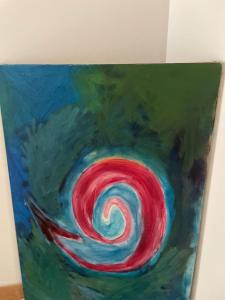une peinture de spirale rouge et bleue dans l'établissement L'Atelier Dei Quattro Canti, à Palerme