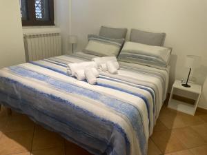 - une chambre avec un lit et des serviettes dans l'établissement L'Atelier Dei Quattro Canti, à Palerme