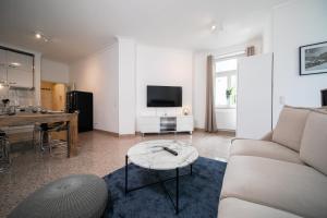 uma sala de estar com um sofá e uma mesa em Apartments - Kitchen & More em Dusseldorf
