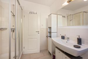 Et badeværelse på Ferienhaus Sonne 6c + 5 billeder