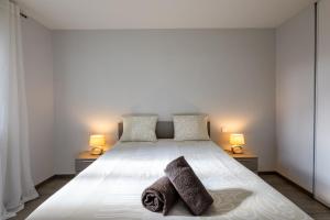 Tempat tidur dalam kamar di L'Évêché - Grand T3 en hyper-centre