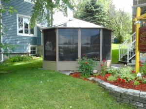 a greenhouse in the yard of a house at gite des iles in Matane