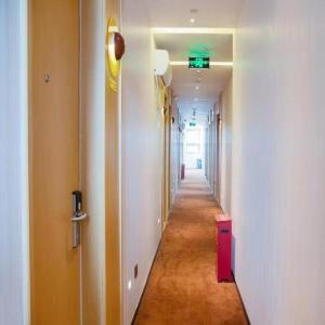 a hallway with a long hallway with a corridorngthngthngthngthngthngthngth at IU Hotels Beijing Changping Bei Qijia in Changping