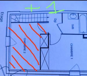 eine Zeichnung eines Grundrisses mit roten Pfeilen in der Unterkunft Maison calme + piscine + pinède + parking in Castries