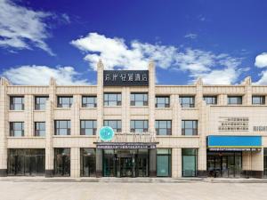 een groot gebouw met een bord erop bij Xana Lite Tianjin Ninghe Trade Development Zone in Ninghe