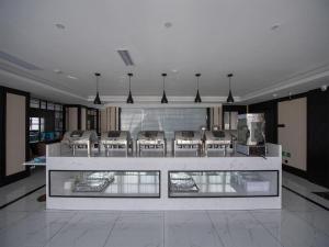 una grande stanza con un bar con sgabelli di Xana Hotelle Nanning The Mixc Exhibition Center a Nanning