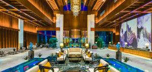 - un accès au hall de l'hôtel avec une piscine dans l'établissement Country Garden Phoenix Hotel Yiyang, à Heshanqu