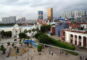 een uitzicht op een stad met mensen die rondlopen bij Shenzhen Apex Hotel (Technology Park Branch) in Shenzhen