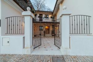 uma entrada para uma casa com um portão em Hotel Alla Sosta em Rezzato