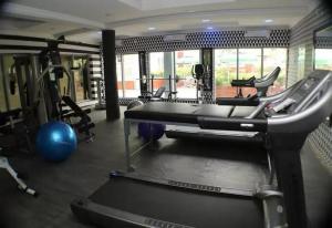 un gimnasio con máquinas de correr y una cinta de correr en Top Rate Hotel en Owerri