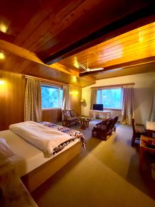- une chambre avec un grand lit dans l'établissement Rock City Resort, à Swat