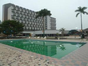 duży basen przed hotelem w obiekcie Imo Concorde Hotel w Owerri