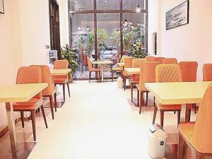 a dining room with tables and chairs and a cafeteria at City Comfort Inn Chenzhou Youa International Plaza in Chenzhou