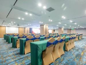 una sala de conferencias con sillas y mesas en una habitación en City Comfort Inn Wuhan Tianhe Airport Outlets en Huanghualao