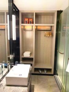 Ett badrum på Echarm Hotel Jingzhou Olympic Sports Center