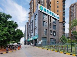 um edifício com um sinal na lateral em City Comfort Inn Haikou Xiuying District Wanda Plaza em Pin-lien