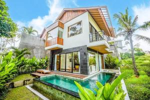 una casa con una piscina di fronte di Serene 2BR Villa with Lush View 5 mins to Beach a Tanah Lot