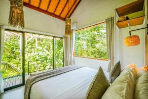 Letto o letti in una camera di Serene 2BR Villa with Lush View 5 mins to Beach