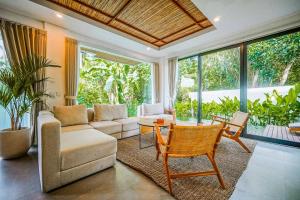 Area soggiorno di Serene 2BR Villa with Lush View 5 mins to Beach