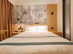 A bed or beds in a room at City Comfort Inn Xianning Yinquan Avenue
