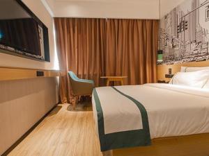A bed or beds in a room at City Comfort Inn Xianning Yinquan Avenue