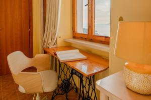 布倫佐內的住宿－Garda Doma，一张带笔记本电脑和窗户的书桌