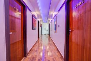 un corridoio vuoto con un hallwayngth di FabHotel Prime Stay inn I a Varanasi