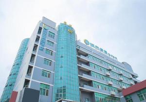 un edificio alto con ventanas de cristal azul en City Comfort Inn Nanning Wuyi Road Department of Motor Vehicles en Nanning