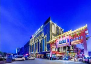 budynek z samochodami zaparkowanymi na parkingu w obiekcie Echarm Hotel Qianxi High Speed Railway Station w mieście Qianxi